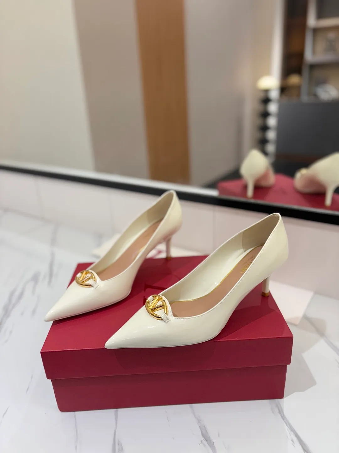 💕💕Factory direct selling price p520💕💕 VALENTINO’s hottest new high-heeled shoes, latest logo buckle, perfect combination with sexy pointed toe❤️‍🔥❤️‍🔥❤️‍🔥❤️‍🔥It is simply the pinnacle of summer fashion💖💖💖💖original replica Upper: patent leather, subleather Outsole: Italian leather outsole Heel height: 6.5cm Size: 35-39 (40 41 42 customized, non-refundable and non-exchangeable)